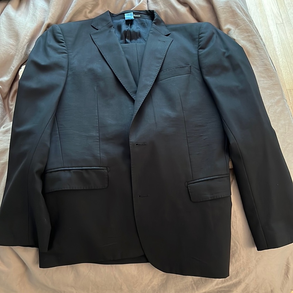Men’s Louis Vuitton black suit in 36(US)/46(Euro)